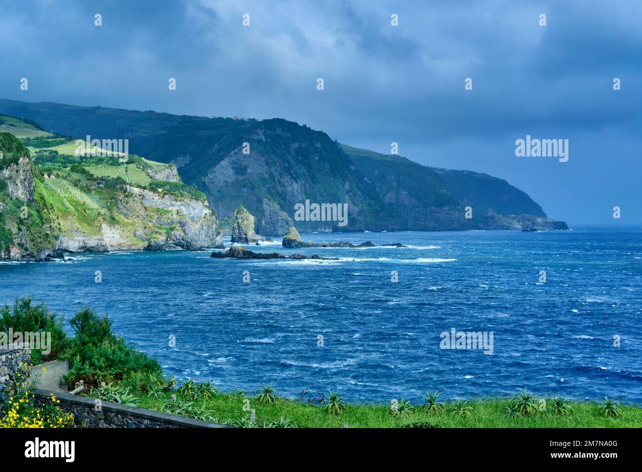 Die nordöstliche Küste der Insel Flores an einem stürmischen Tag. Azoren, Portugal Stockfoto