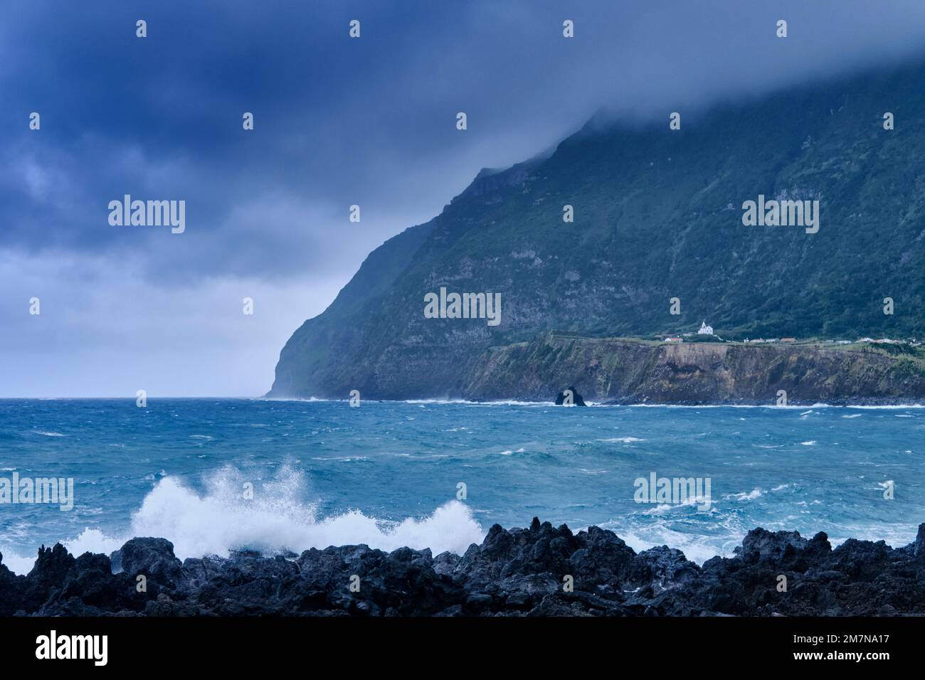 Ponta da Faja und die Klippen an einem stürmischen Tag. Die Insel Flores. Azoren, Portugal Stockfoto