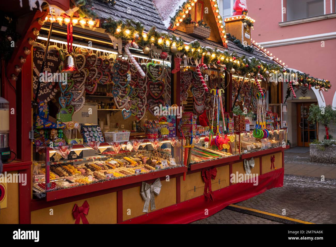 Verkaufsstände auf einem Weihnachtsmarkt mit Weihnachtsessen und Süßigkeiten am Tag im Dezember. Stockfoto