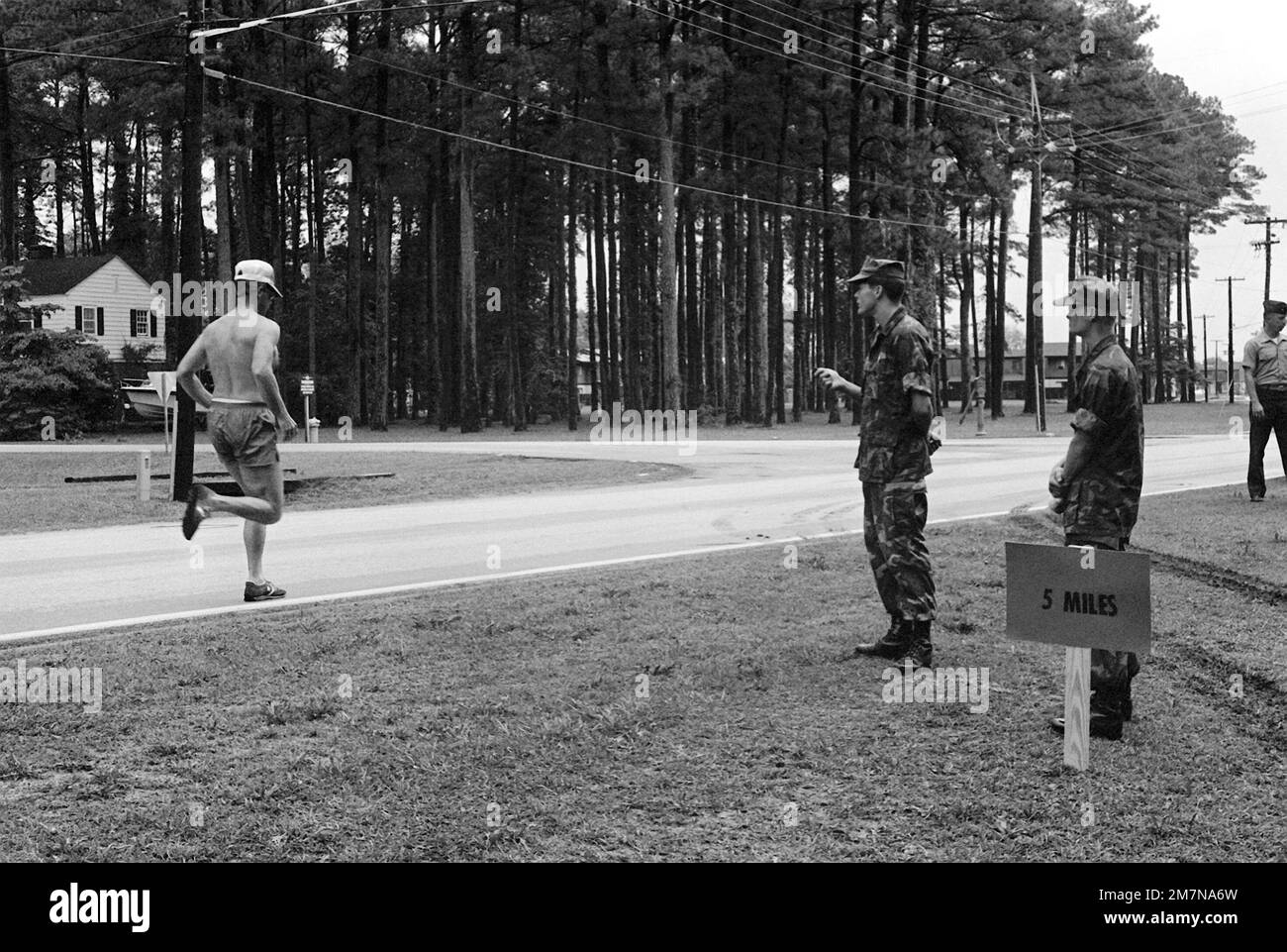 Während eines Ausdauerlaufs wird den Marines mitgeteilt, wie spät es ist. Basis MCAS, Cherry Während eines Ausdauerlaufs wird den Marines mitgeteilt, wie spät es ist. Basis MCAS, Cherry