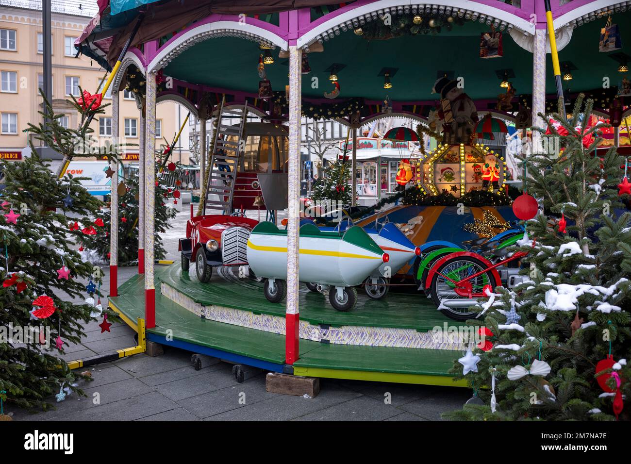 Karussell auf einem Weihnachtsmarkt am Tag im Dezember in Mecklenburg-Vorpommern. Stockfoto