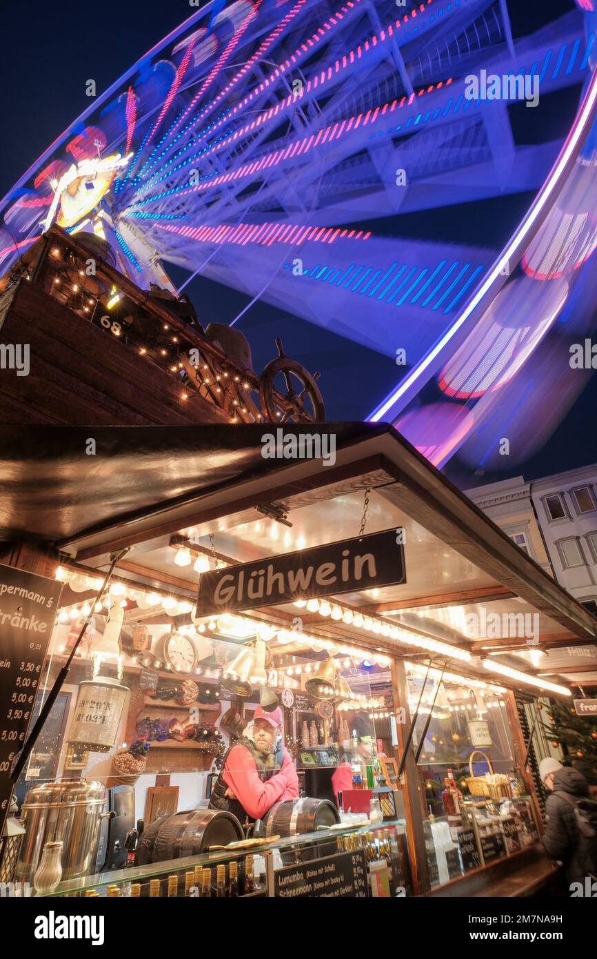 Weihnachtsmarkt, Glühwein, Riesenrad Stockfoto