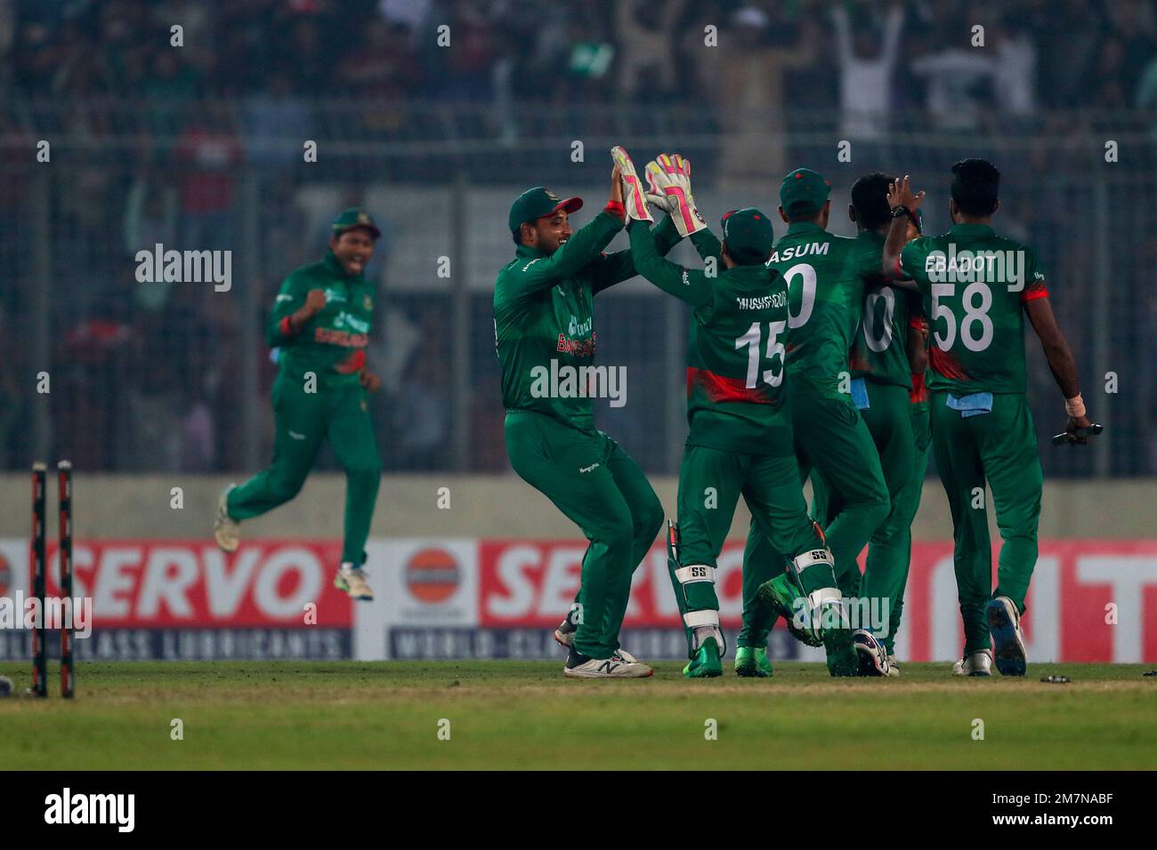 Bangladesh players celebrate after winning the second one day international cricket match between Bangladesh and India in Dhaka, Bangladesh, Wednesday, Dec. 7, 2022. (AP Photo/Surjeet Yadav) Stockfoto