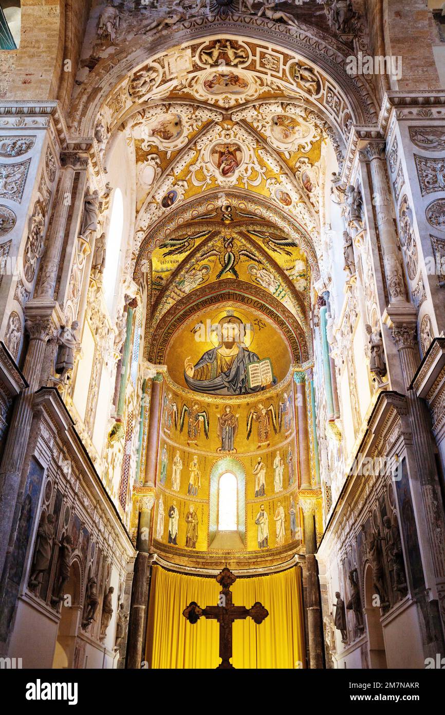 Christus als Pantocrator im Apsis-Mosaik, gewölbt über dem Hauptaltar der Kathedrale in Cefalu, Sizilien Stockfoto