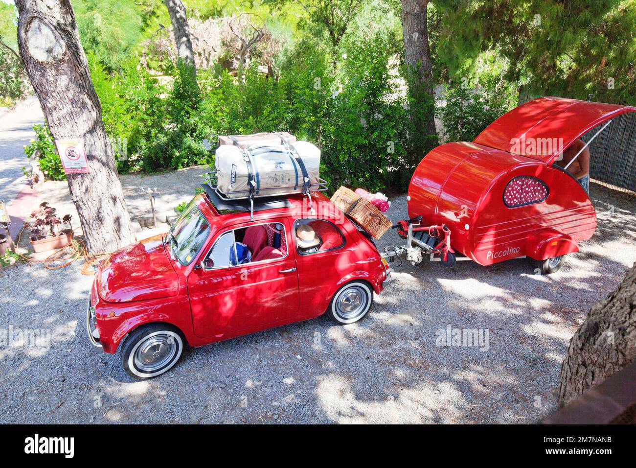 Leuchtend roter Fiat 500 mit Wohnwagen auf Reisen, Sizilien Stockfoto