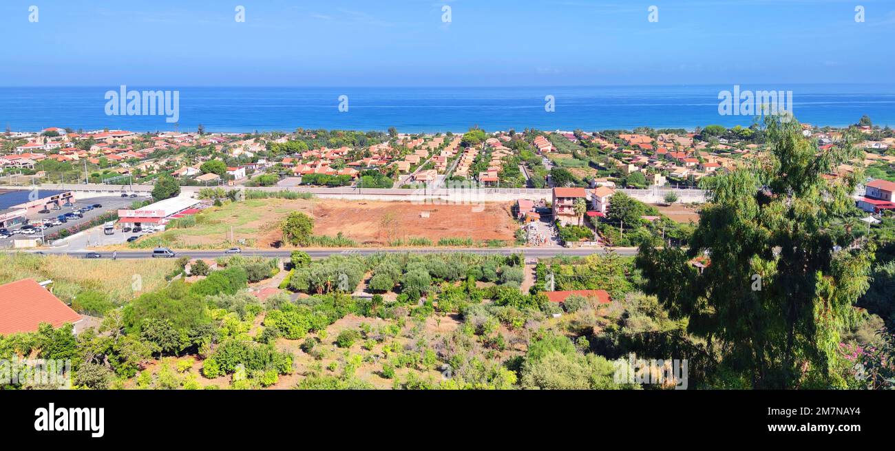 Blick vom Campo Felice di Roccella auf die Wohngegend am Meer, Sizilien Stockfoto