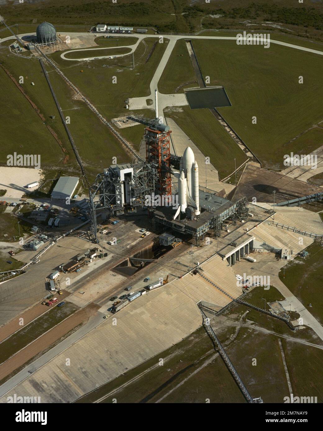 Eine Luftaufnahme von Space Launch Complex 39-A. Ein Space-Shuttle-Orbiter und seine Booster-Raketen sind auf dem Boden platziert. Basis: Kennedy Space Center Bundesstaat: Florida (FL) Land: Vereinigte Staaten von Amerika (USA) Stockfoto