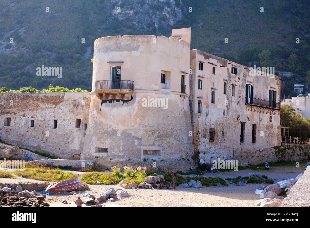 Altes Gebäude, ähnlich einer Festung in Spiaggetta Tonnara, Palermo, Sizilien Stockfoto