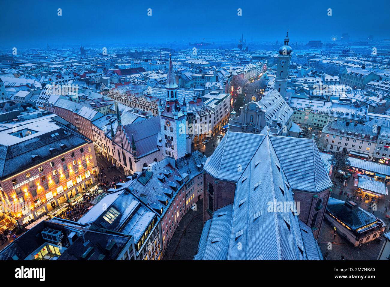 Winter Altes Rathaus und Heilige Geisterkirche in der Dämmerung. München, Bayern, Deutschland. Stockfoto