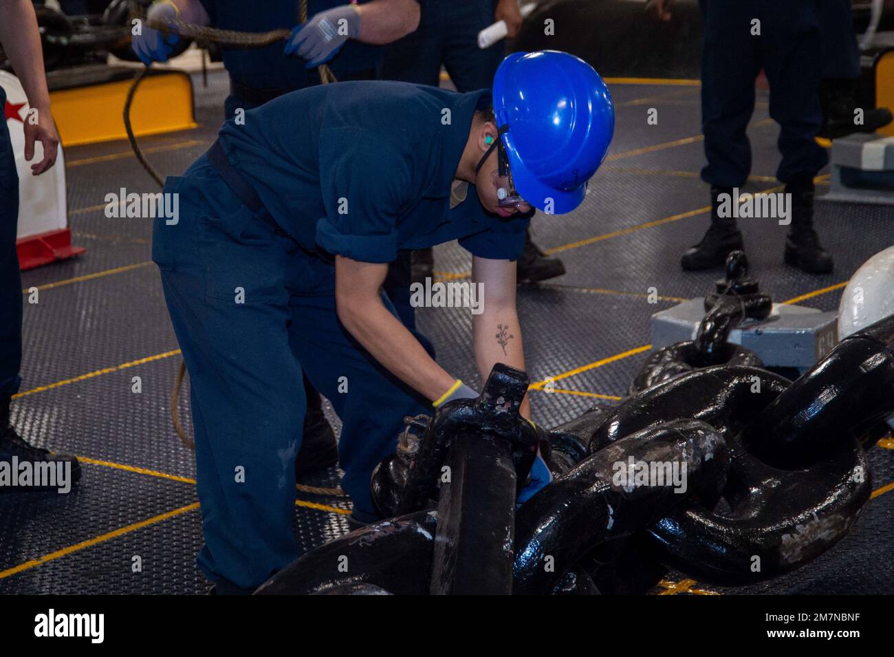 220511-N-YX844-1008 PAZIFIK (11. Mai 2022) Boatswain's Mate Seaman Recruit Sothrith Pou aus Long Beach, Kalifornien, löst den Wohnstopper unter der Steuerbordankerkette im Vorfeld der USA Der einzige vorwärtsgesetzte Flugzeugträger der Navy, USS Ronald Reagan (CVN 76). Die Ankerketten von Ronald Reagan wurden ursprünglich an Bord des Flugzeugträgers USS Ranger verwendet und jedes Glied wiegt etwa 350 kg. Ronald Reagan, das Flaggschiff der Carrier Strike Group 5, stellt eine kampfbereite Truppe bereit, die die Vereinigten Staaten schützt und verteidigt und Bündnisse und Partnerschaften unterstützt Stockfoto