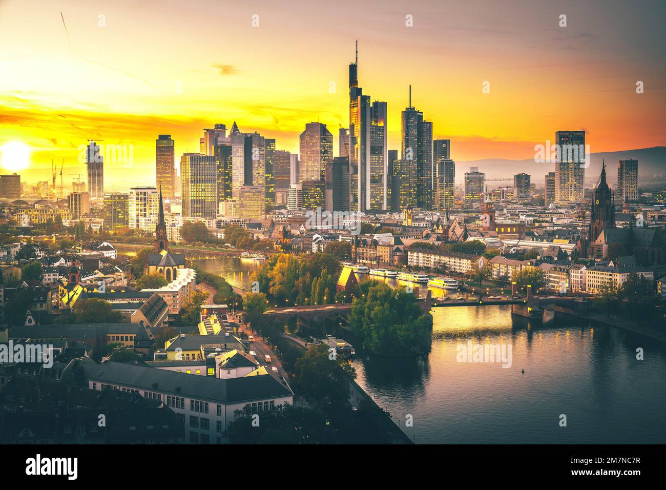 Sonnenuntergang von einer Aussichtsplattform mit Blick auf die Stadt und die Skyline des Bankenviertels. Stockfoto