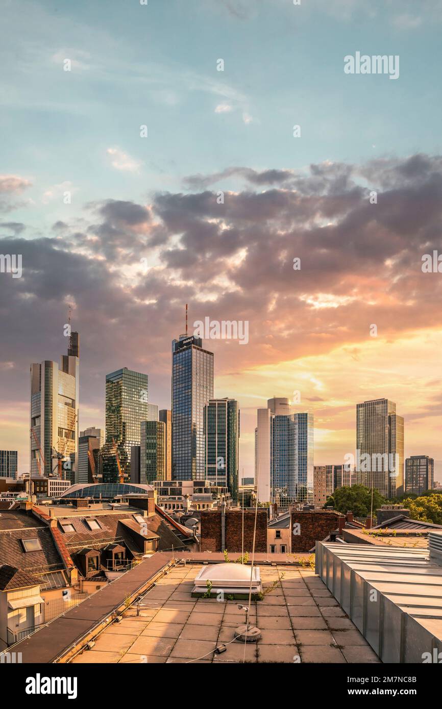 Sonnenuntergang von einer Aussichtsplattform mit Blick auf die Stadt und die Skyline des Bankenviertels. Gegenlichaufnahme, Frankfurt am Main, Hessen, Deutschland Stockfoto