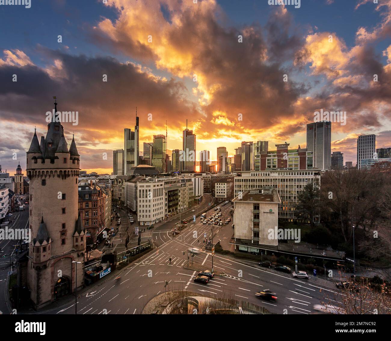 Blick auf die Skyline bei Sonnenuntergang, wunderschöne breite deutsche Straße in Frankfurt am Main, Friedberger Warte, Hessen. Deutschland Stockfoto