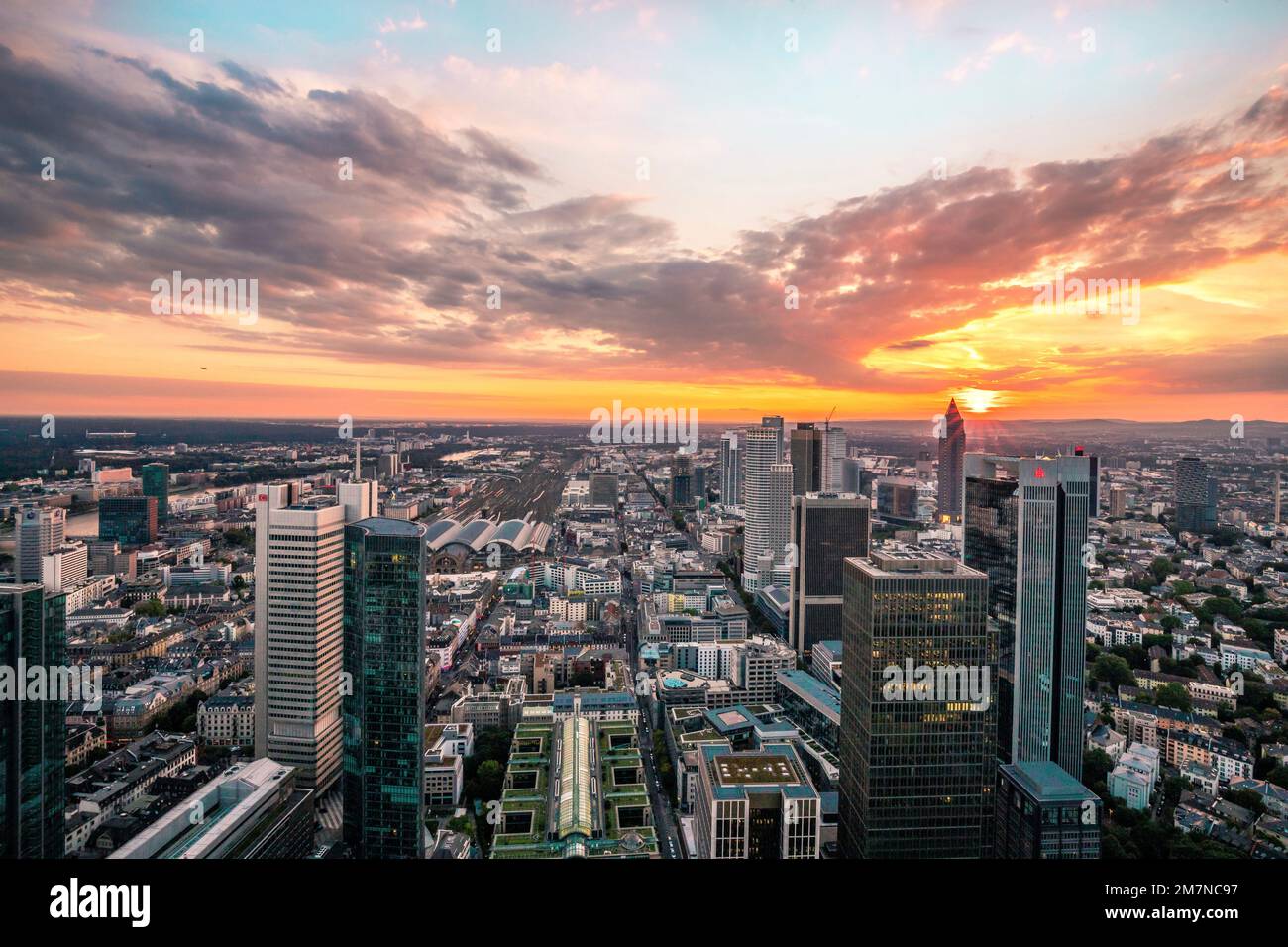 Blick vom Hauptturm und dem Bahnhofsviertel Frankfurt am Main, Hessen, Deutschland Stockfoto