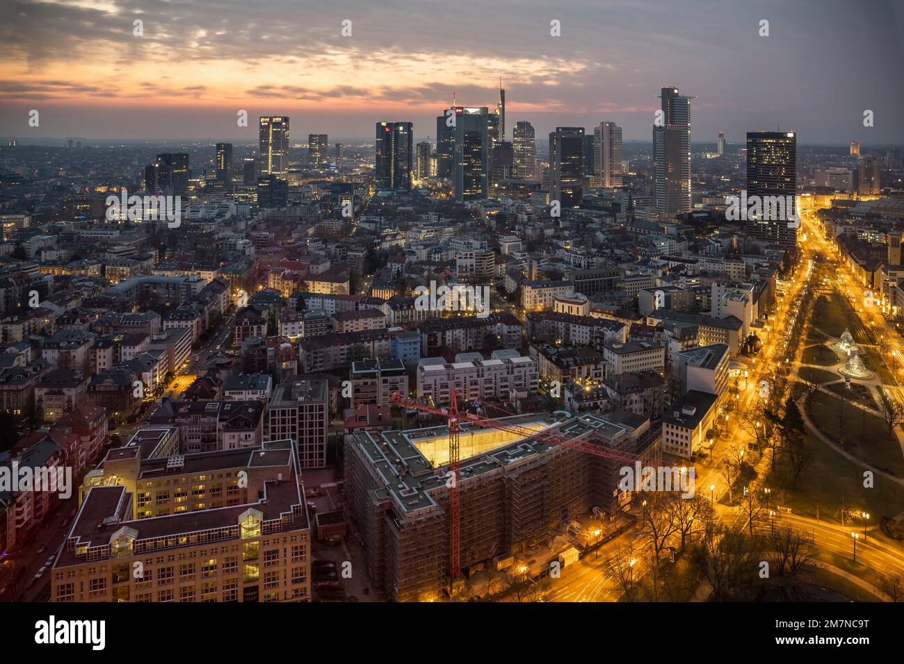 Blick vom Fenster auf den Sonnenuntergang über Frankfurt. Marriott Hotel, Hessen, Deutschland Stockfoto