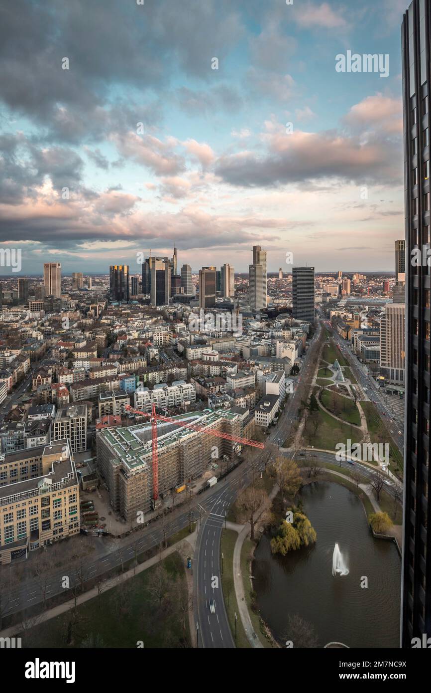 Blick vom Fenster auf den Sonnenuntergang über Frankfurt. Marriott Hotel, Hessen, Deutschland Stockfoto