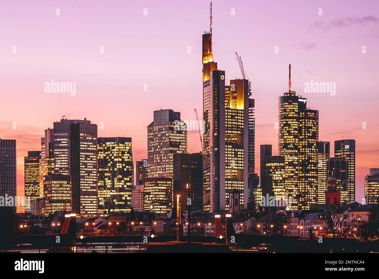 Stadtpanorama bei Sonnenuntergang, wunderschöner Blick über den Main bis zur Skyline und den Ufern von Frankfurt am Main, Hessen Deutschland Stockfoto