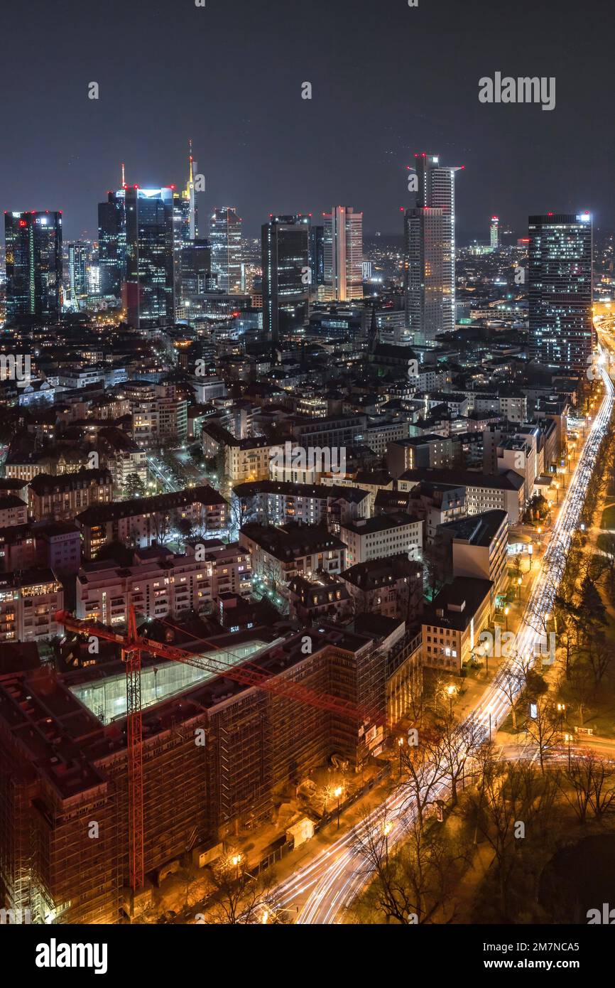 Blick aus dem Fenster in die Nacht und beleuchtetes Frankfurt. Marriott Hotel, Hessen, Deutschland Stockfoto