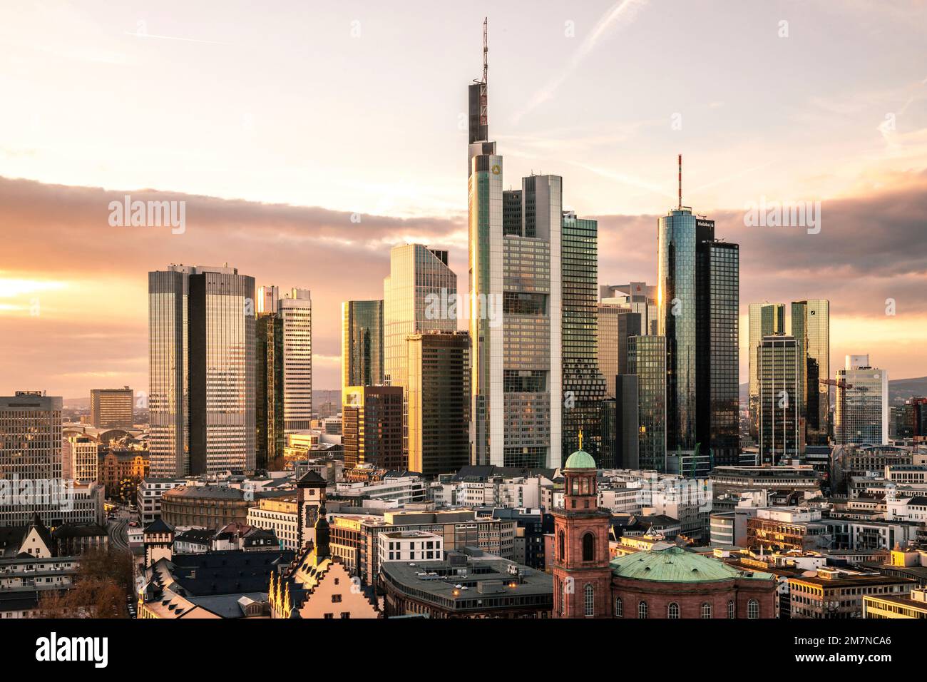 Blick von der Kathedrale auf den Straßenschlucht der Stadt. Tolle Aussicht mit Blick auf den Sonnenuntergang, Frankfurt am Main, Hessen Deutschland Stockfoto