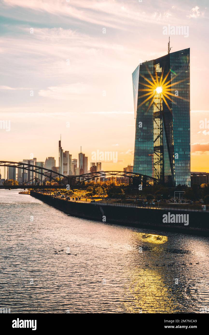 Stadtpanorama bei Sonnenuntergang, herrlicher Blick über den Main bis zur Skyline und den Ufern, Europäische Zentralbank, Frankfurt am Main, Hessen Deutschland Stockfoto