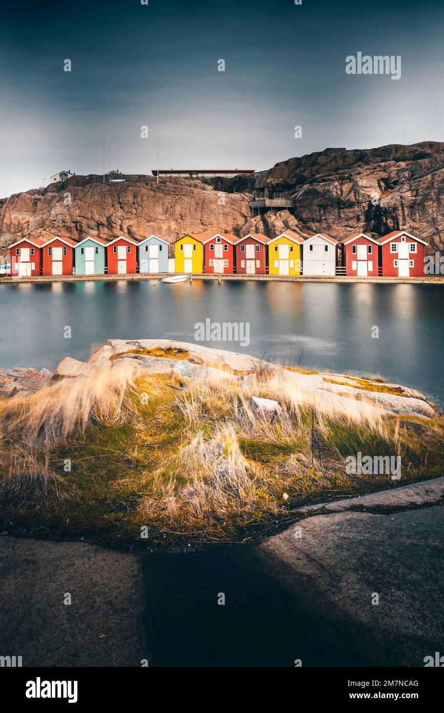 schwedische Häuser am Meer. Fischer leben oder campen hier. Typisch schwedisches Wetter Stockfoto