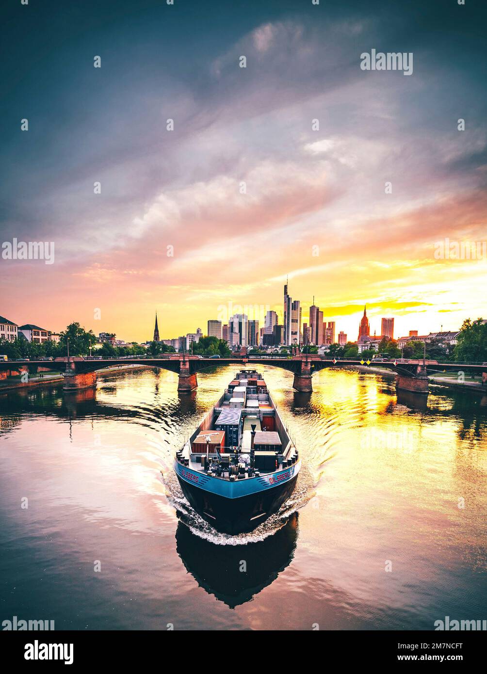 Skyline mit Schiff im traumhaften Sonnenuntergang, Frankfurt am Main, Hessen, Deutschland Stockfoto