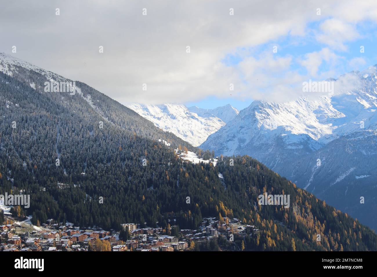 Blick auf die Schweizer alpen über dem Skiort Verbier, Wallis, Schweiz im Herbst Stockfoto