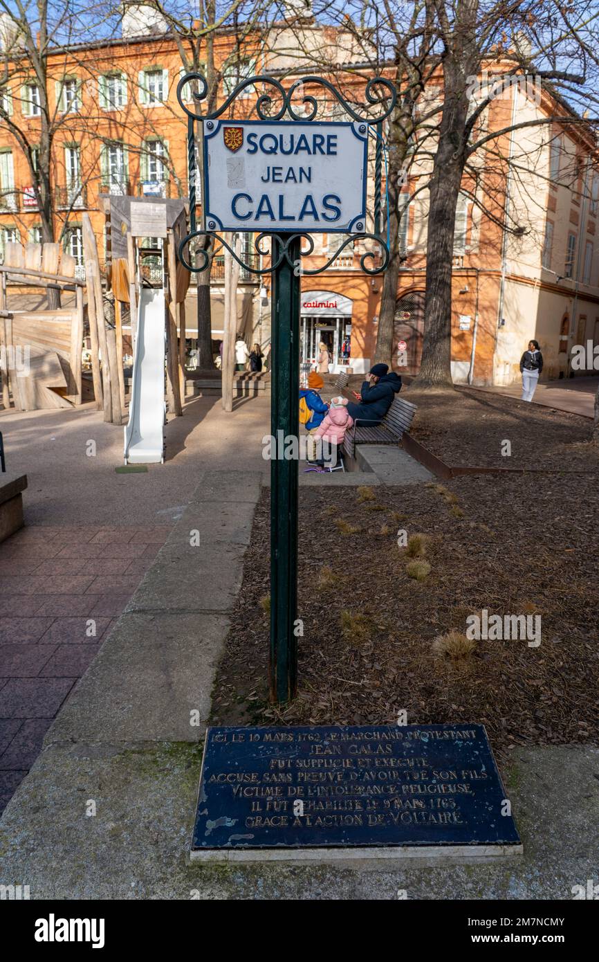 Square Jean Calas, Toulouse, Frankreich. Jean Calas, geboren 1698, gestorben am 10. März 1762) war ein Händler in Toulouse, Frankreich, der vor Gericht gestellt, gefoltert und hingerichtet wurde Stockfoto