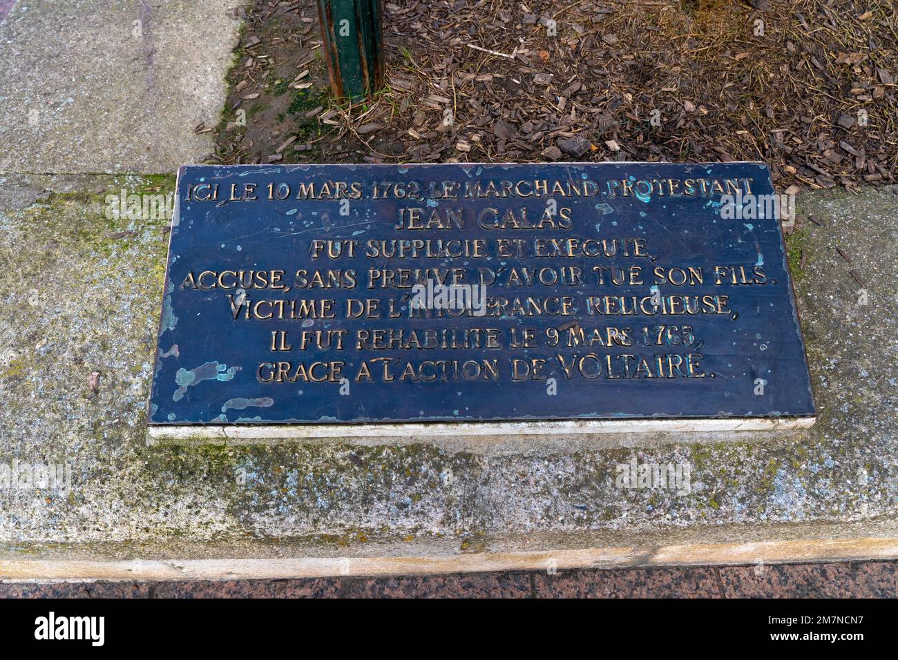 Square Jean Calas, Toulouse, Frankreich. Jean Calas, geboren 1698, gestorben am 10. März 1762) war ein Händler in Toulouse, Frankreich, der vor Gericht gestellt, gefoltert und hingerichtet wurde Stockfoto