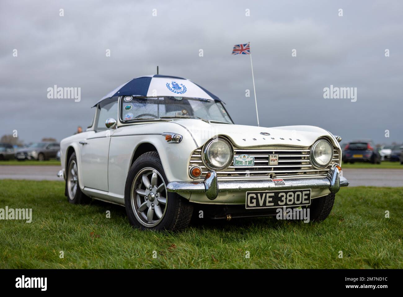 1967 Triumph TR4A „GVE 380E“ auf der Januar Scramble im Bicester Heritage am 8. Januar 2023. Stockfoto