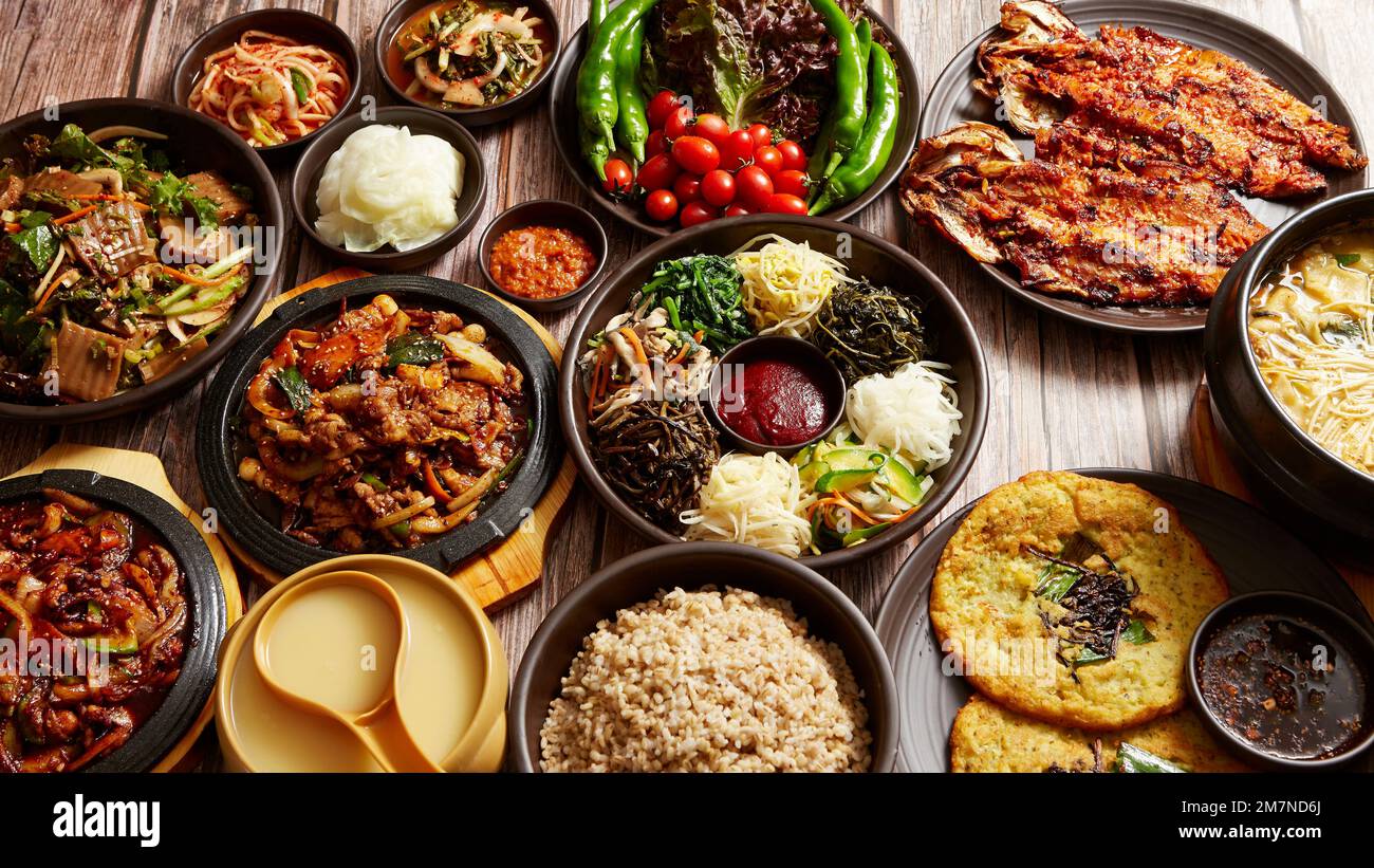 Koreanische traditionelle Speisen, Eintopf, Bibimbap, traditioneller Alkohol Stockfoto