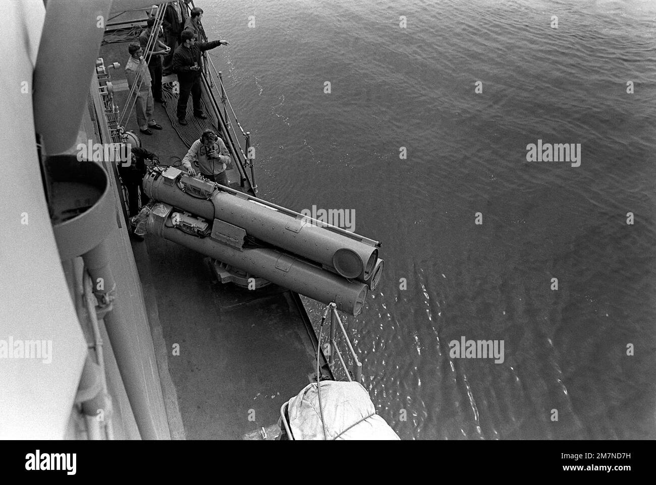 Eine der sechs 12,75-Zoll-Torpedoröhren an Bord des geführten Raketenzerstörers USS DEWEY (DDG-45), kurz nachdem ein Torpedo während der Übung Unitas XX abgefeuert wurde. Betreff Betrieb/Serie: UNITAS XX Basis: ILO Land: Peru (PER) Stockfoto