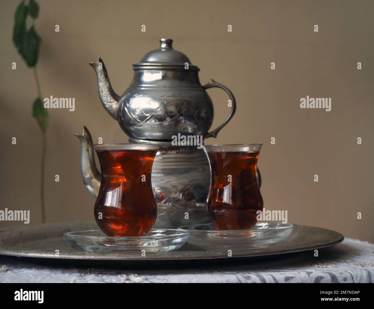 Zwei Tassen türkischen Tee. Türkischer schwarzer Tee, Kupfer-Teekessel. Stockfoto