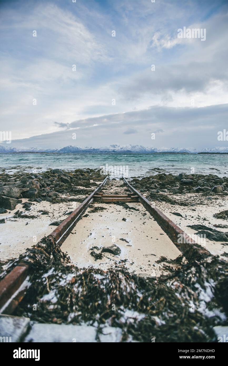 Helling, alte Schienen ins Meer, Norwegen, Bootsrampe, um Boote und Schiffe zu starten Stockfoto