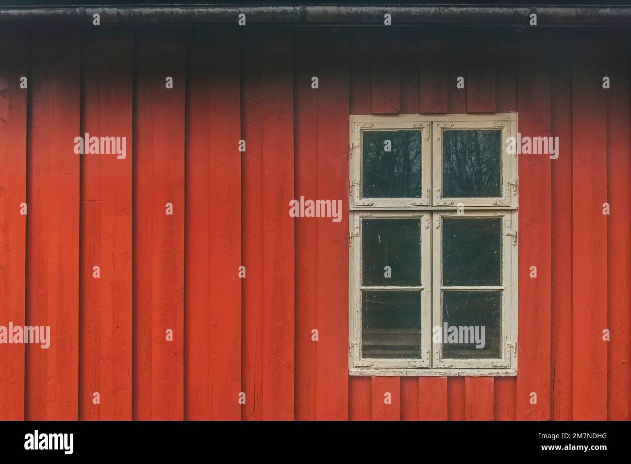 Details der norwegischen Fischerhütte, weiß bemalte Holzfenster, traditionelle Rorbu Hütte/Haus auf den Lofoten-Inseln, Norwegen Stockfoto