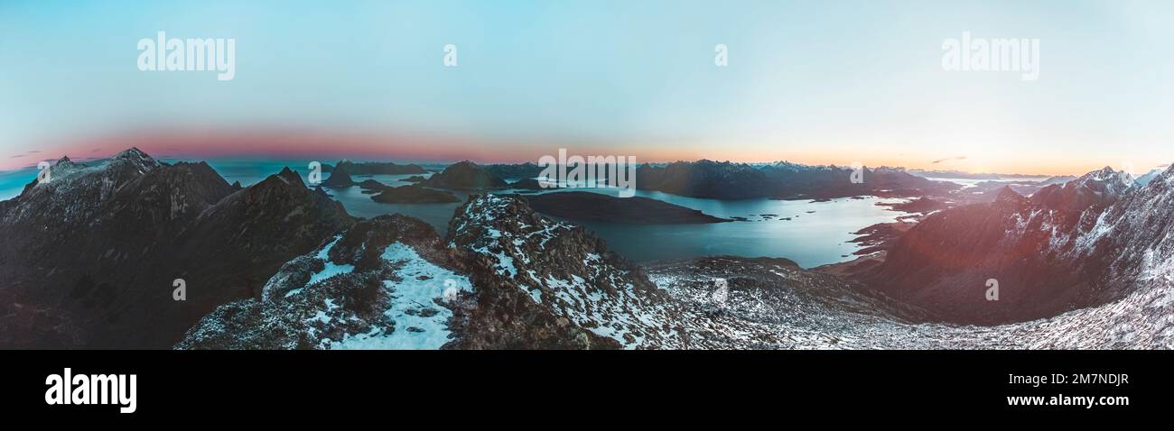 Bergpanorama in Vesteralen bei Sonnenuntergang, Norwegen, Landschaft und Berge, Panorama, Panoramabild Stockfoto