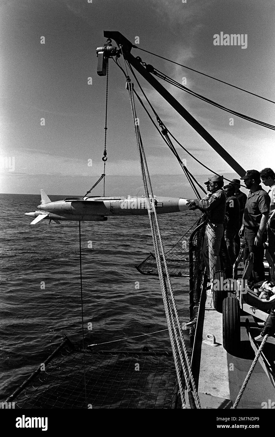 Eine Drohne, die vom Deck der Fregatte USS JESSE L. BROWN (FF-1089) abgefeuert wurde, wird mit einer Winde während der Übung Unitas XX wieder an Bord gehoben. Betreff Betrieb/Serie: UNITAS XX Basis: Valparaiso Land: Chile (CHL) Stockfoto