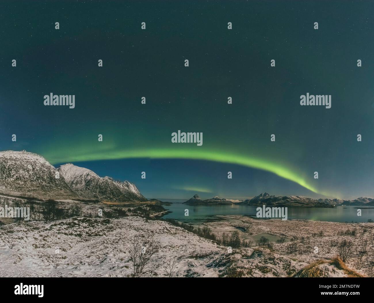 Nordlichter (Aurora Borealis) in Vesteralen, Norwegen, Naturphänomen, Sternenhimmel, Panoramabild Stockfoto