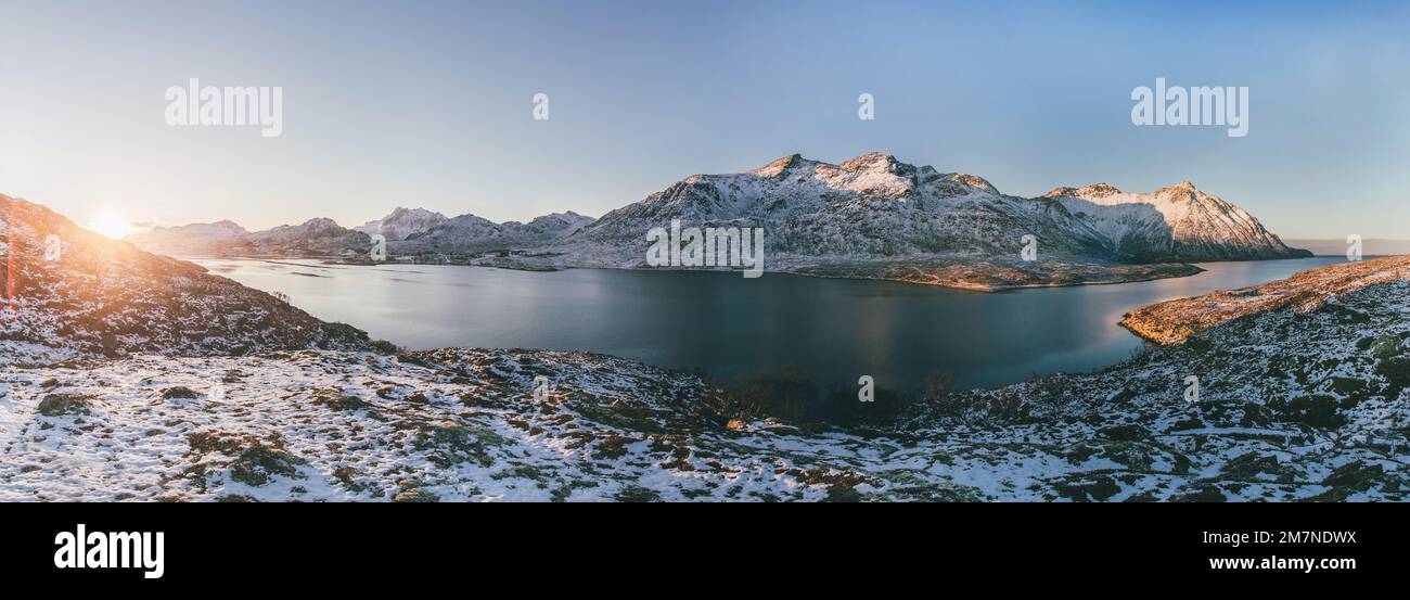Verschneite Winterlandschaft bei Sonnenuntergang in Norwegen, Panoramabild von Naturschönheit in Skandinavien, Panoramablick Stockfoto