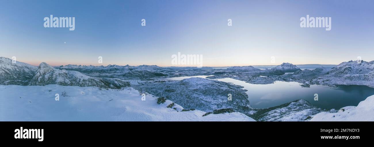 Verschneite Winterlandschaft in Norwegen, Panoramabild der Natur in Skandinavien, Panoramablick Stockfoto