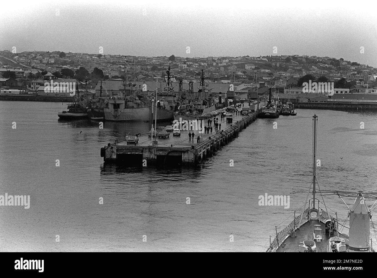 Ein Blick auf den Pier vom Deck des geführten Raketenzerstörers USS DEWEY (DDG-45), kurz vor dem Andocken während der Übung Unitas XX. Betreff Betrieb/Serie: UNITAS XX Basis: Punta Arenas Land: Chile (CHL) Stockfoto