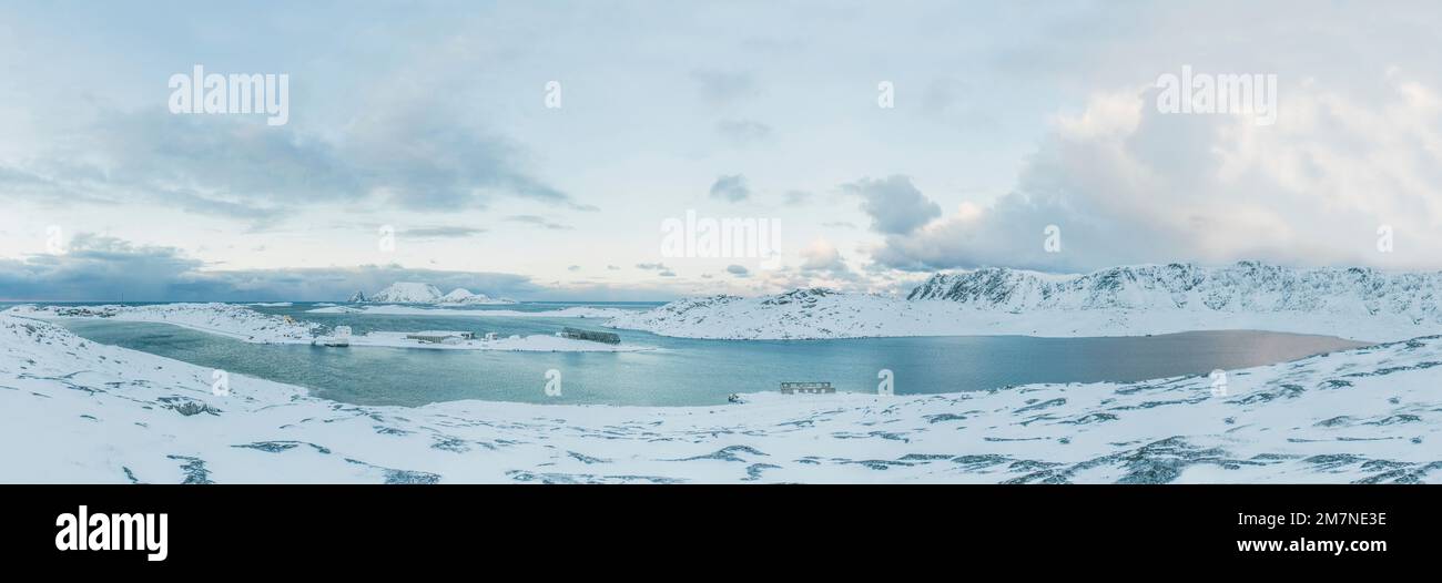 Verschneite Winterlandschaft auf Magerøya in Norwegen, Panoramabild der natürlichen Schönheit in Skandinavien, Küstenlandschaft mit viel Schnee Stockfoto