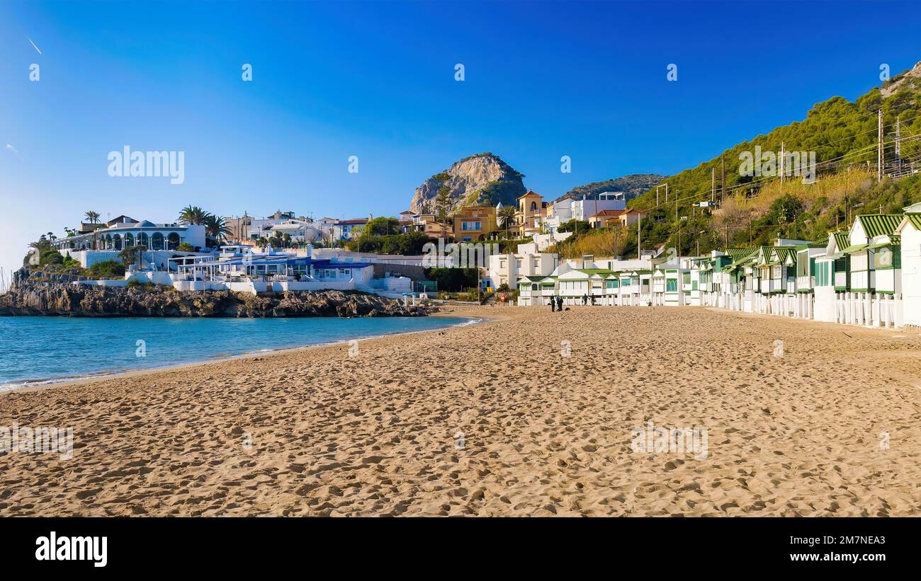 Aussichten Panoramica de las Casetas de antiguos pescadores de la playa de Garraf, Cataluña, España Stockfoto