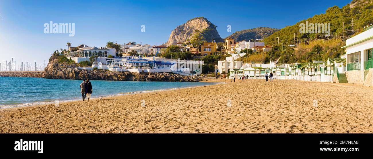 Aussichten Panoramica de las Casetas de antiguos pescadores de la playa de Garraf, Cataluña, España Stockfoto