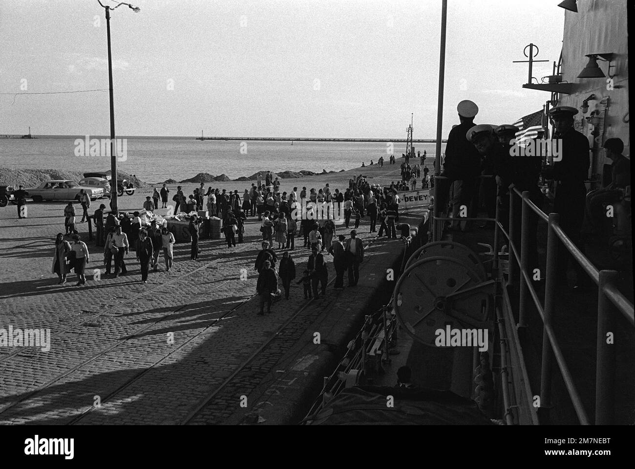 Die Einheimischen stehen am Pier und warten auf die Ankunft der Übung Unitas XX. Betreff Betrieb/Serie: UNITAS XX Basis: Montevideo Land: Uruguay (URY) Stockfoto