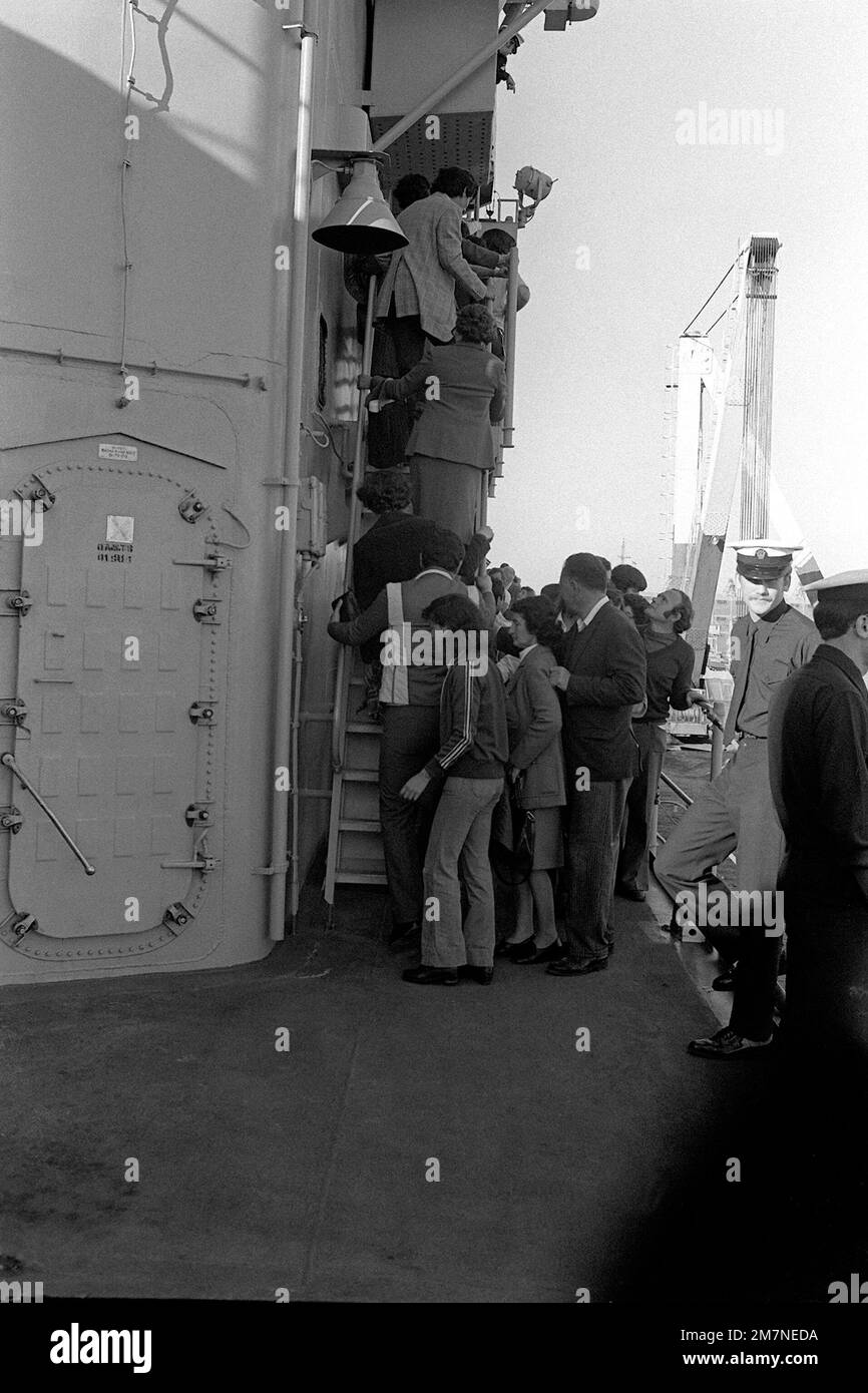 Die Einheimischen besichtigen eines der Unitas XX Schiffe bei der Ankunft im Hafen. Betreff Betrieb/Serie: UNITAS XX Basis: Montevideo Land: Uruguay (URY) Stockfoto