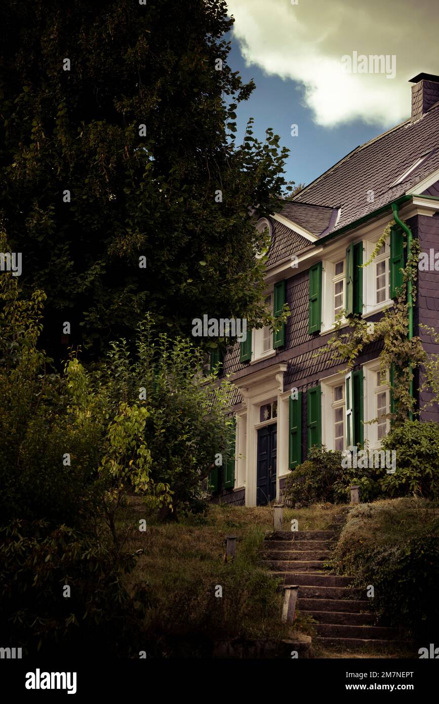 Teil eines Bergschieferhauses im Grünen Stockfoto