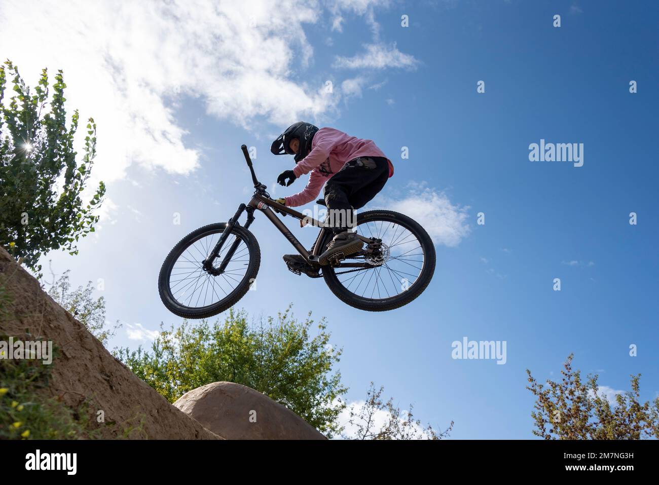 BMX-Rider springt, Spaß Sport Dirty Jump, Magdeburg, Sachsen-Anhalt, Deutschland Stockfoto