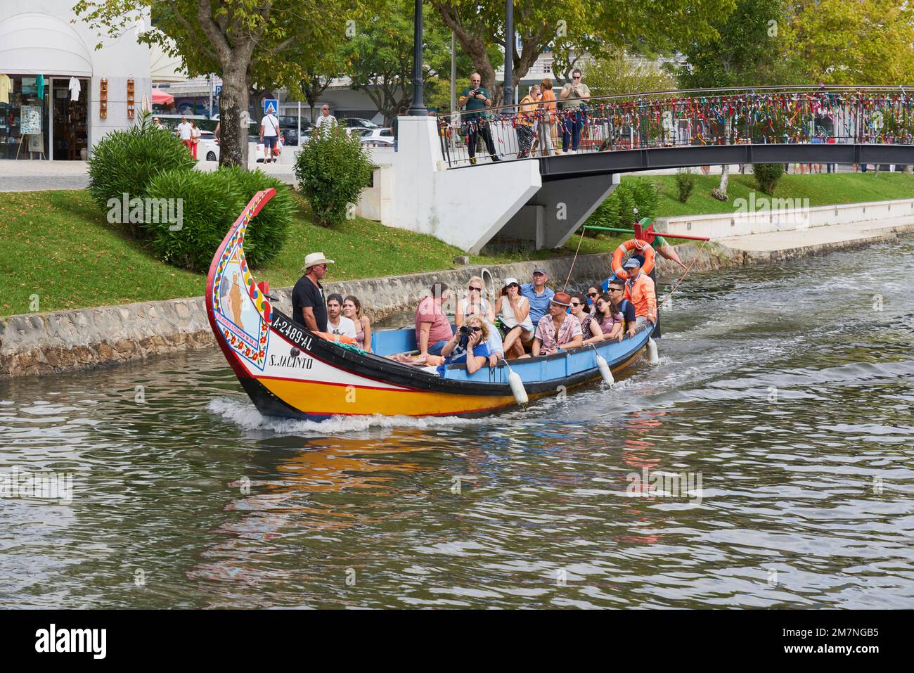 Touristen auf dem Moliceiro Kanalboot, Aveiro, Portugal Stockfoto