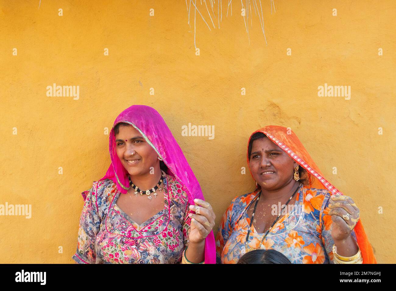 Jaisalmer, Rajasthan, Indien - 15. Oktober 2019 : lächelnde und glückliche Rajasthani-Frauen in lokalen Kostümen, die sich in einem Rajasthani-Dorf posieren. Stockfoto